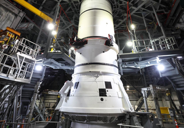 NASA показала, как собирают ракету для возвращения на Луну