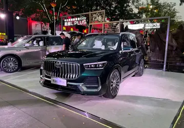 Monjaro выходит в премиум. Представлен новый Geely Monjaro L Plus — 5 метров длины, окраска как у Mercedes-Maybach, 313 л.с. и ИИ Super Eva