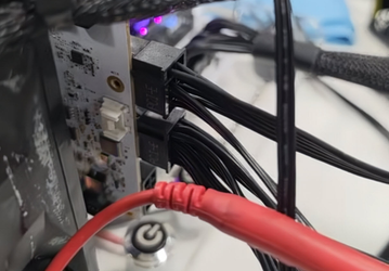 Такая GeForce RTX 5090 никогда не сгорит? Моддеры заменили новый разъём питания на старые добрые 8-контактные