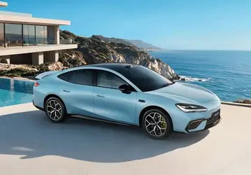 Новый седан Geely Galaxy TT стал хитом в Китае: полный привод, 578 л.с. и 10 тыс. заказов за 15 минут. Цена топовой версии — 186 тыс. юаней (2,41 млн рублей)
