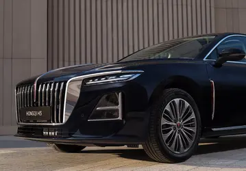 Замена BMW 5 серии и Mercedes-Benz E-класса. В России представлен обновленный Hongqi H5: 218 л.с., 8-ступенчатый «автомат» — за 4,48 млн рублей