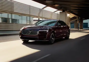 Volvo S90 отдают в Китае за полцены: флагманский седан можно купить за 220 тыс. юаней (2,8 млн рублей)