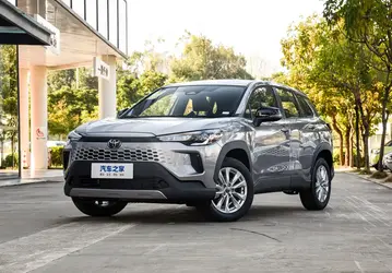 Китайцы предпочитают Toyota и Geely. Toyota Corolla Cross стала самым продаваемым бензиновым кроссовером Китая в августе 2026 года, Toyota RAV4 — на 3 месте
