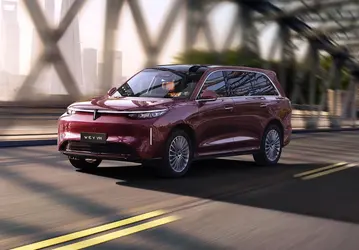 Официальный конкурент Li Auto L9. В России представлен флагманский гибрид Wey V9X: 598 л.с., полный привод, полноуправляемое шасси, 1217 км на баке бензина — 9,7 млн рублей