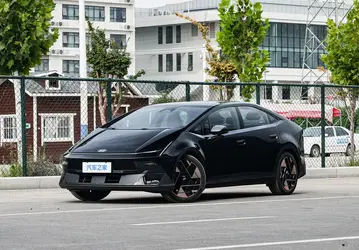 Дизайн как у Lamborghini, цена — всего 132 тыс. юаней (1,65 млн рублей), 228 л.с., просторный салон и пожизненная гарантия. В Китае вышел Hyundai Ioniq V