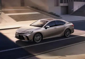 Новая Toyota Camry добралась до России — за 197-сильный гибрид просят 4,9 млн рублей