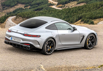 585-сильный V8 и разгон до 100 км/ч за 3,2 с. В России появились новые Mercedes-AMG GT 2026