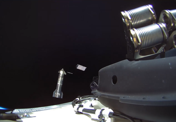 Будто кадры из фантастического фильма: SpaceX показала историческую выгрузку Starlink V3 со Starship на фоне Земли