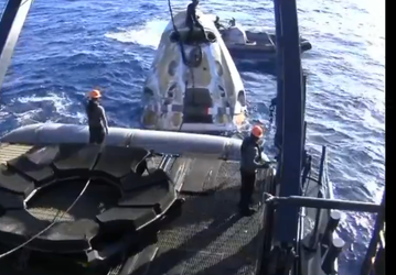 Прыжок водолаза с корабля Crew Dragon при эвакуации Crew-12 засняли на видео
