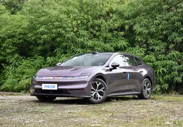 Changan Qiyuan A06 популярен в России, в Китае уже представили Qiyuan A06 2027 — он проезжает 2120 км на баке бензина