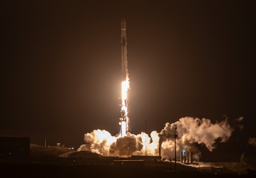 После нескольких переносов SpaceX запустила ракету с новыми спутниками связи