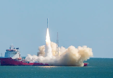 Даже Маск и SpaceX пока так не делают: Китай запустил ракету с морской платформы
