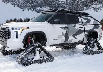 Toyota создала спецвнедорожники для российской зимы: Land Cruiser, Sequoia и Tundra получили гусеницы вместо колес