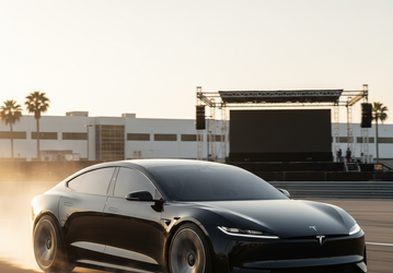 В день выхода самый быстрый серийный автомобиль в истории, Tesla Model S Plaid, подорожал на 10 000 долларов