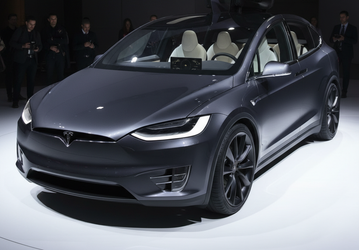 Tesla начала поставки модернизированного электромобиля Model X с «великолепным» интерьером 