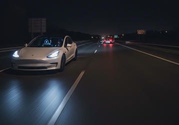 Страшное видео: Tesla на автопилоте идёт на таран другого автомобиля на скорости 120 км/ч