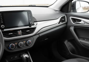 Как выглядит новая Lada Vesta FL изнутри: опубликованы живые фото салона