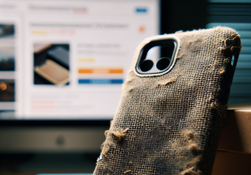 Чехлы FineWoven для iPhone 15 настолько плохи, что покупателей уже предупреждают об этом в магазинах