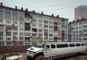 В России лимузин Hummer признали «незаконной постройкой». Как его будут эвакуировать, непонятно