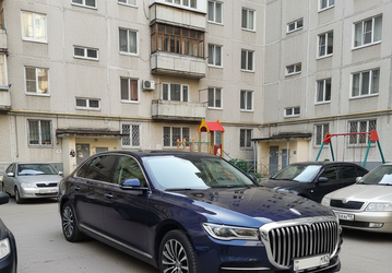 Аналоги Rolls-Royce и Mercedes-Maybach заметили в московском дворе