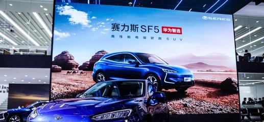 Разгон до «сотни» за 4,68 с, Harmony OS и Kirin 990A. Huawei начинает продажу гибридных автомобилей Seres SF5 в своих флагманских магазинах в Китае