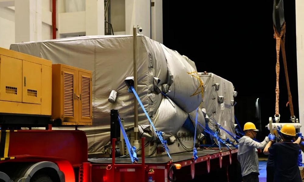 Зонд китайской лунной миссии «Чанъэ-7» благополучно доставлен на стартовую площадку Вэньчан в провинции Хайнань на юге Китая.