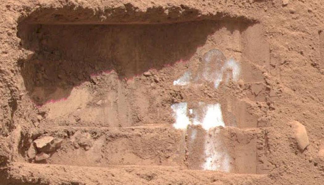 Миссия NASA Phoenix в 2008 году стала первой, в ходе которой удалось раскопать и запечатлеть лёд на марсианском эквиваленте П