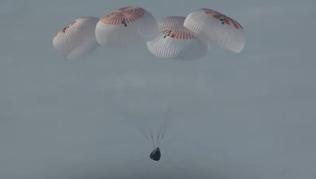 Приводнение Crew Dragon в Тихом океане 9 августа. Фото: NASA