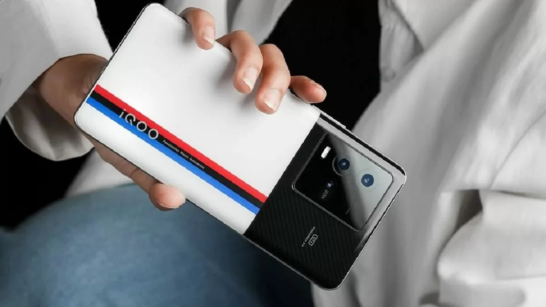 2K 144 Гц, 50 Мп с OIS, 5000 мА·ч и 120 Вт, а скоро и настройка частоты дискретизации сенсорного экрана. iQOO 11 получит обновление прошивки, фото 1