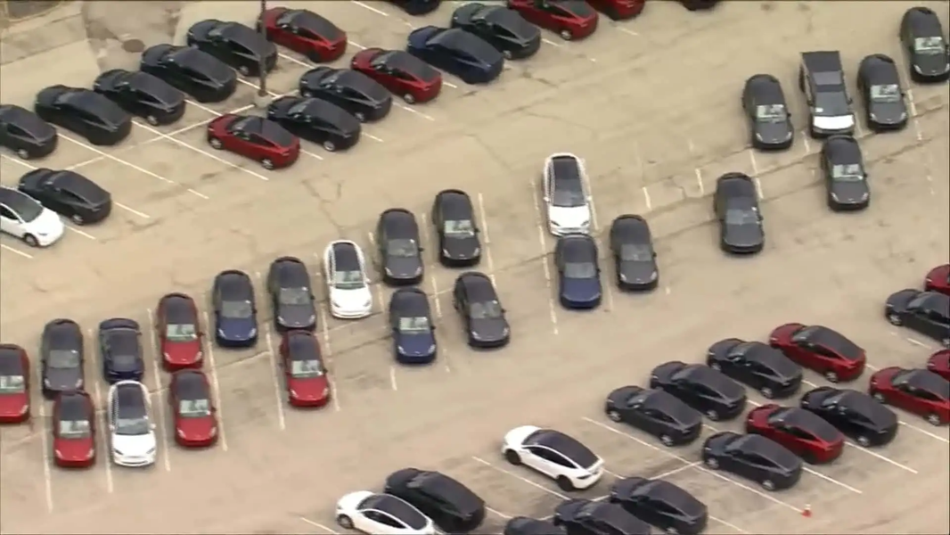 Раскрыта тайна сотен Tesla, припаркованных на стоянке закрытого торгового центра. В сервисном центре компании попросту не хватает мест, фото 1
