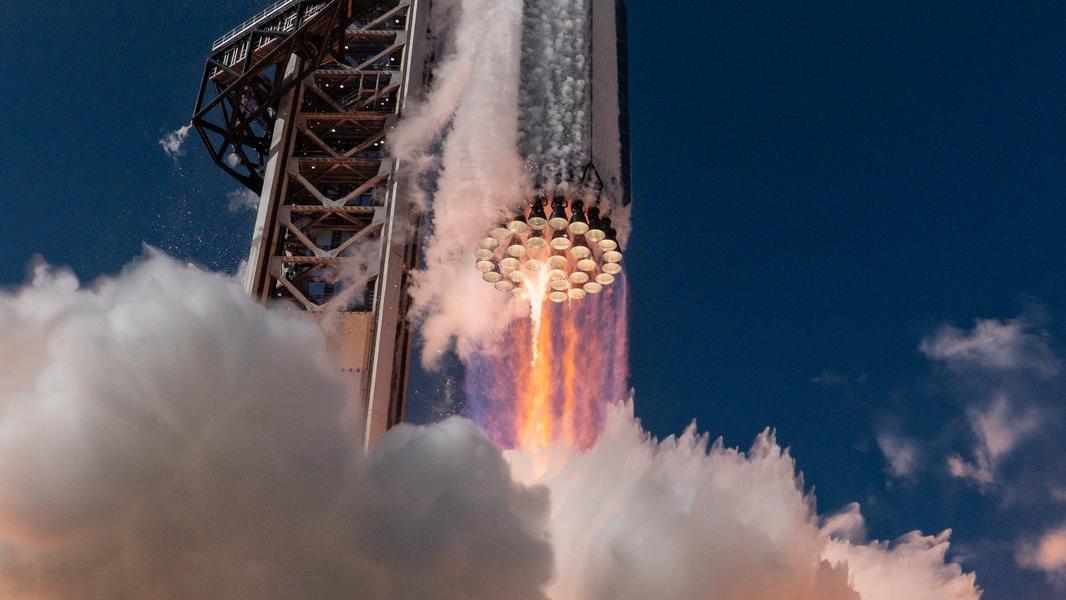 Пламя, дым и гигантская тяга: SpaceX показала самые эффектные кадры 13-го полета Starship