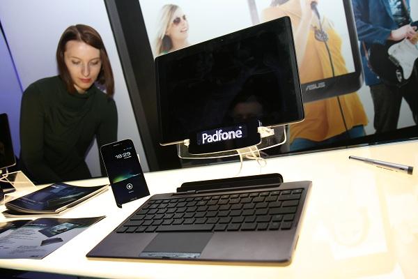 ASUS Padfone представляет собой трансформер или матрешку