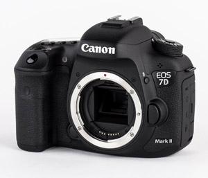 Зеркальная фотокамера Canon EOS 7D Mark II, флагман зеркалок APS-C:, фото 2