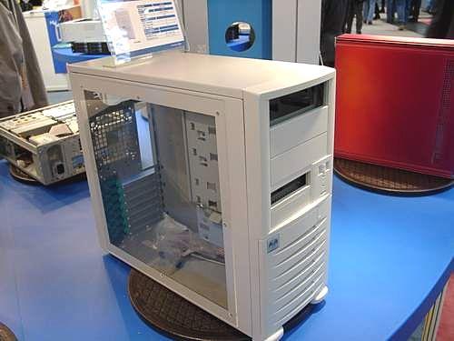CeBIT 2002: День третий - корпусы, клавиатуры, кулеры, КПК и аксессуары, фото 15