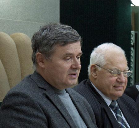 На переднем плане академик Николай Александрович Колчанов
