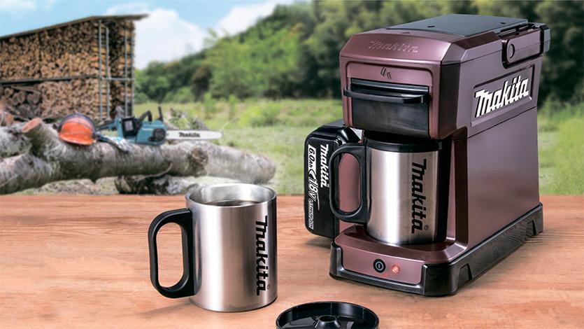 Портативная кофеварка Makita CM501D не боится воды и питается от аккумуляторов для электроинструментов, фото 1