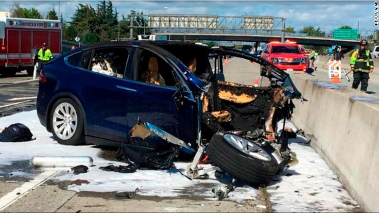 Во время недавнего смертельного ДТП автомобиль Tesla Model X двигался в режиме автопилота, фото 1
