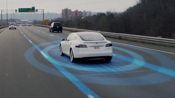 Видео дня: автомобиль Tesla пытается врезаться в отбойник на месте недавнего ДТП, фото 1