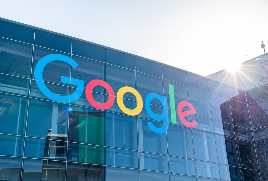 В 2021 году выручка Alphabet превысила 257 млрд долларов, увеличившись за год на 41%, фото 1
