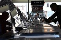 Россияне стали меньше покупать смартфоны, ноутбуки и телевизоры. Рынок электроники в России сокращается