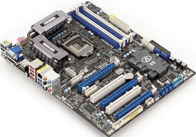Вид на плату ASRock Z68 Extreme4 со стороны разъемов задней панели