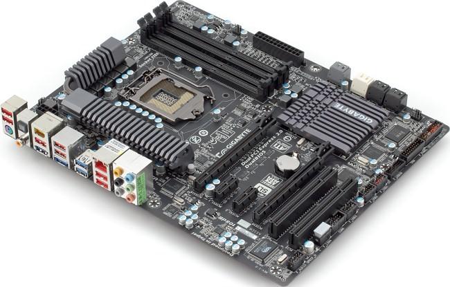 Вид на плату Gigabyte Z68X-UD4-B3 со стороны разъемов задней панели