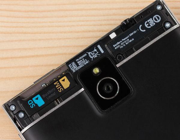 Смартфон BlackBerry Passport Смартфон BlackBerry Passport
