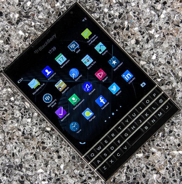 Смартфон BlackBerry Passport Смартфон BlackBerry Passport