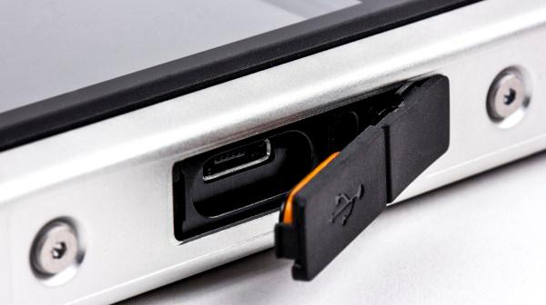 Дизайн телефона Cat B100