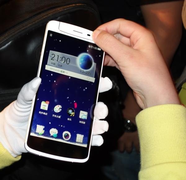 Первое знакомство с планшетофоном Oppo N1:, фото 1