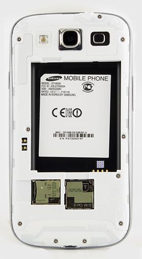 Открытый аккумуляторный отсек Обзор Samsung Galaxy S 3. Открытый аккумуляторный отсек
