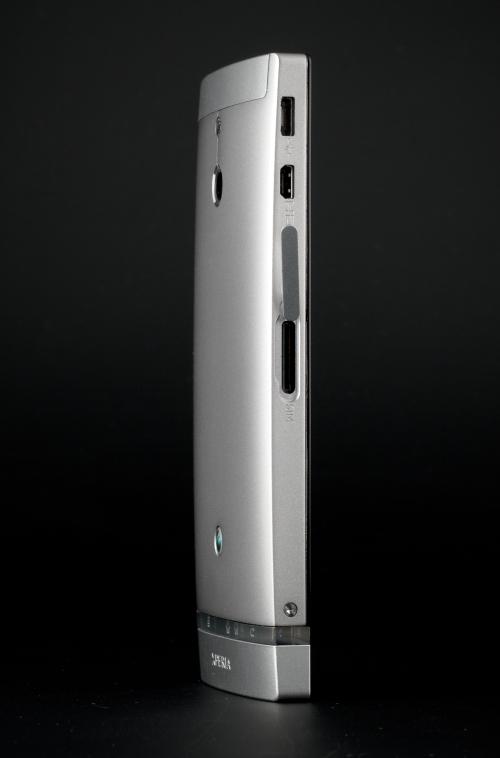 Sony Xperia P — левая грань Sony Xperia P — левая грань