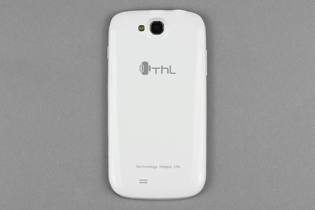 Обратная сторона коммуникатора Обзор ThL W8. Обратная сторона коммуникатора