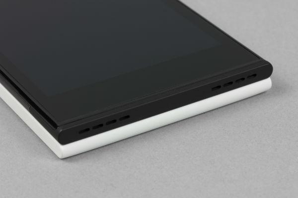 Боковая сторона смартфона Jolla